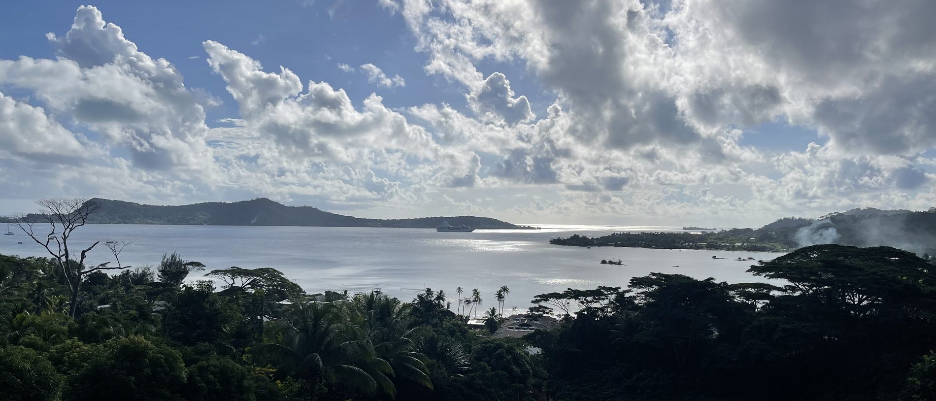 La vue mer depuis le terrain, un navire au mouillage sur le lagon